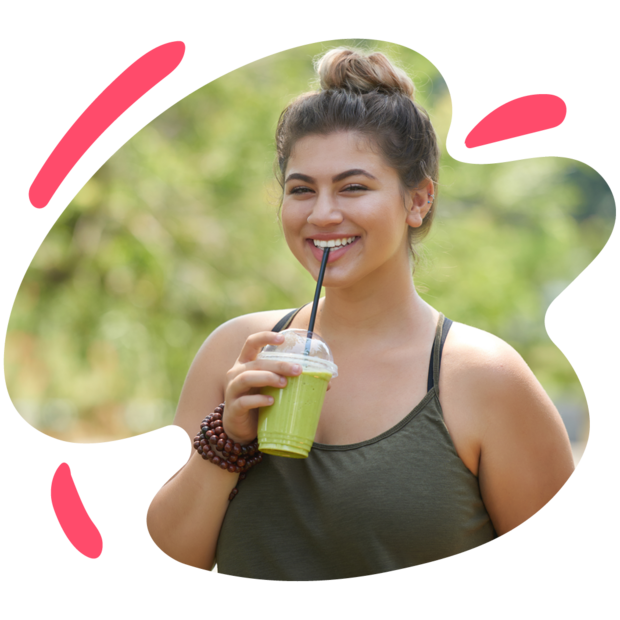 Fröhliche Frau posiert mit Smoothie
