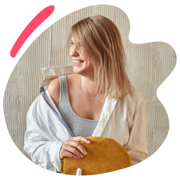 Ein Bloggerin posiert für ein Video-Selfie Foto zeigt eine Bloggerin posiert für ein Video-Selfie