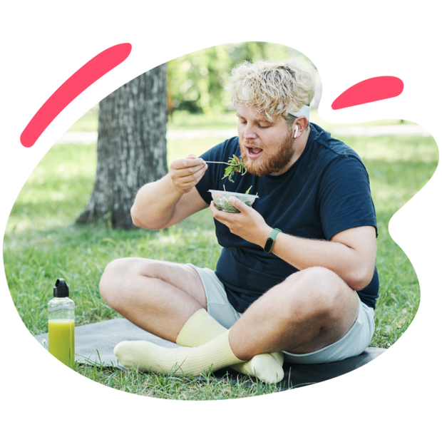 Mann isst Salat im Park Mann isst Salat im Park