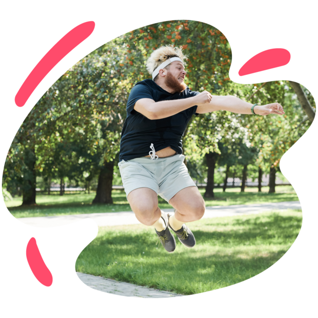 Mann springt während des Sporttrainings Mann springt während des Sporttrainings