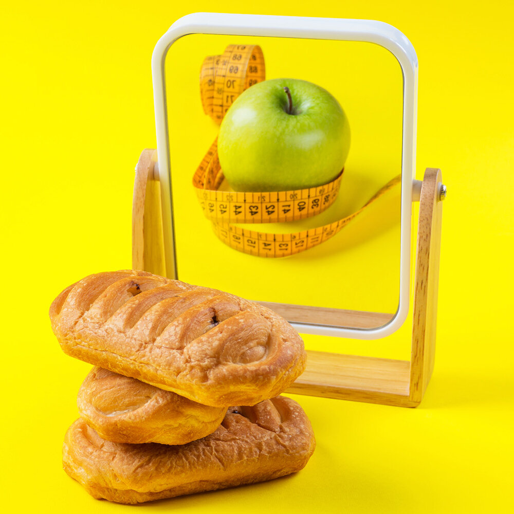 Foto zeigt Gebäck gegen schlanken Apfel