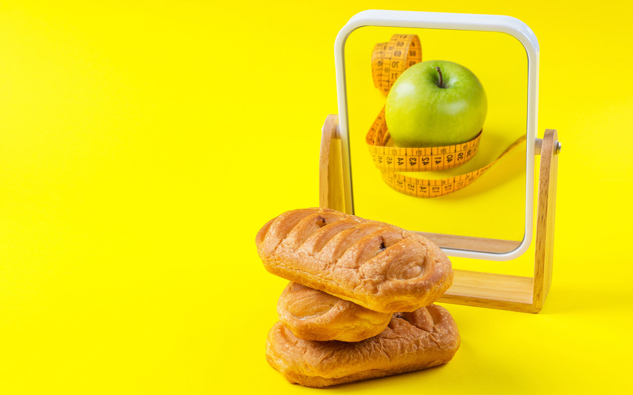 Foto zeigt Gebäck gegen schlanken Apfel